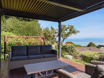 Immaculate and Private with Sea Views
