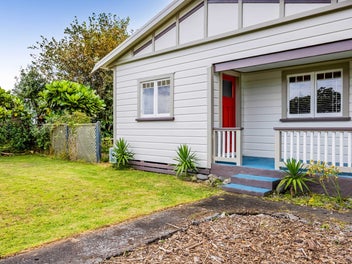 CHARMING 1935 GEM, MOUNTAIN VIEWS, BEACH BLISS!