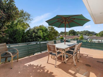 MULTI-OFFER -Today, Friday 11 Apr at 6:15PM Onsite