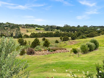 Contemporary Country Home Nature Lover's Paradise