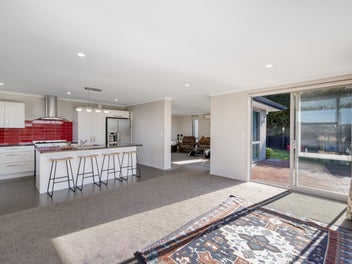 Elevated elegance – must be sold!