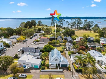 Coastal Retreat in Pt Chev | Professionals