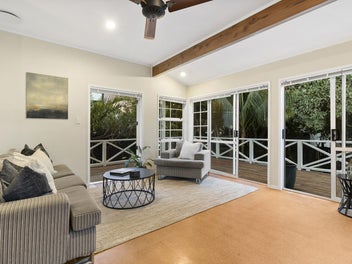 Coastal Retreat in Pt Chev | Professionals