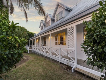 Coastal Retreat in Pt Chev | Professionals