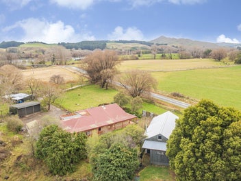 Spacious Country Living With Two Dwellings