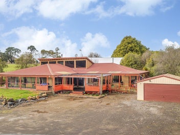 Spacious Country Living With Two Dwellings