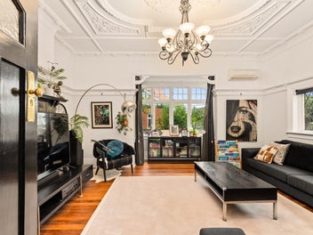 Elegant 1920 character home - Prestigious location
