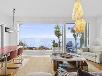Fabulous Totara Avenue Seafront