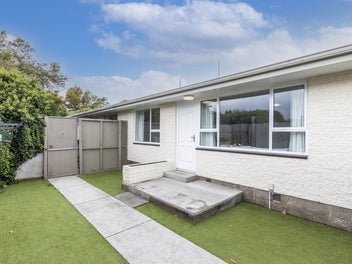 Sunny, Spacious and Super Location