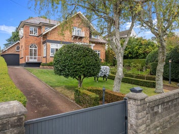 Timeless Family Entertainer on 1155m2 in DGZ