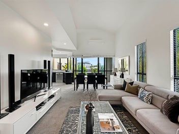 Unbeatable location; lock-n-leave lifestyle