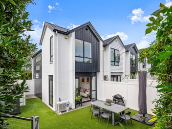 Stylish Townhouse with Outdoor Oasis