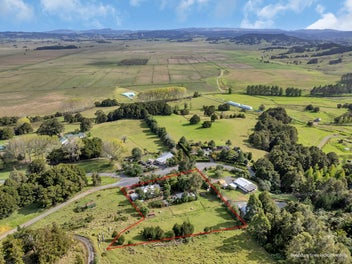 Country Charm & Close to Town!