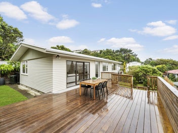 SUNNY, SPACIOUS - IDEAL FAMILY LIVING!