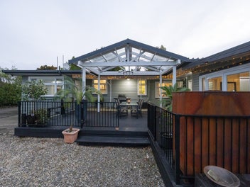 Magical Country Home in Newbury School Zone