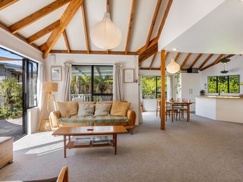 Charming Waiake Coastal Retreat