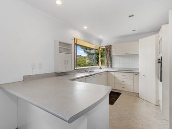 Spacious & Sunny Townhouse Close to Everything!