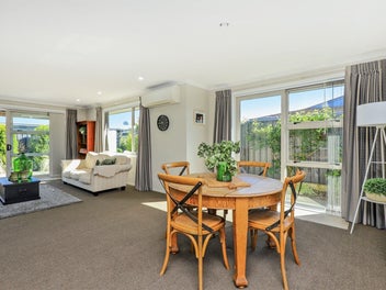 2014 townhouse in the heart of Havelock North