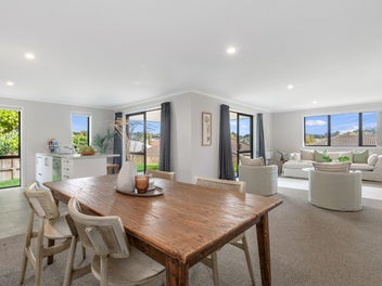 Lakes Living: Spacious, Stylish & Family-Friendly