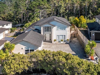 6 Bedroom Luxury House with Bush View