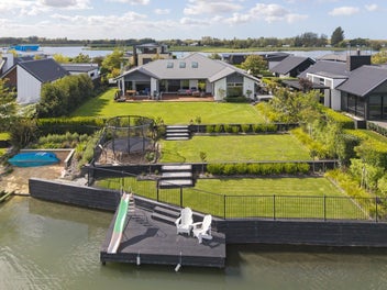 Luxury Lake Hood Living – Available Now