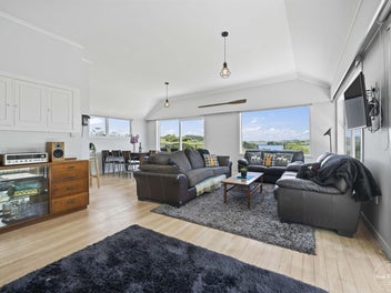 Lifestyle with Stunning harbour views