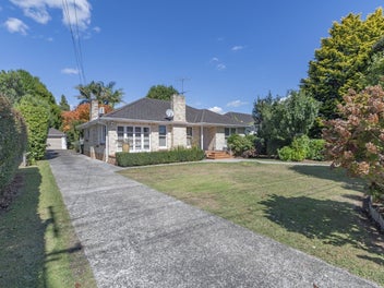 Commanding and affordable on 1153sqm!