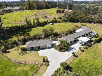 BIG FAMILY HOME AND SEPARATE COTTAGE ON 17,039m2