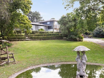 Lifestyle living just minutes from town