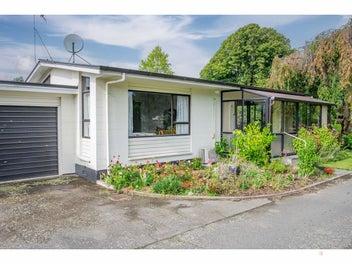 Charming 2-Bedroom Unit with Sunny Conservatory