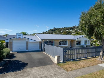 Bright, Modern & Spacious - A Perfect Family Home!