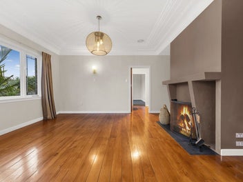 STYLISH 1940s MOVE IN READY!