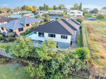 Flexible Family Living with Fantastic Views!
