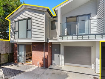 Nearly new home with master builder certificate