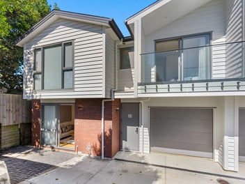Nearly new home with master builder certificate