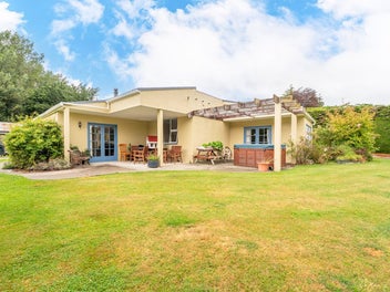 Lifestyle Living at Its Best - 210 Ardgowan Road