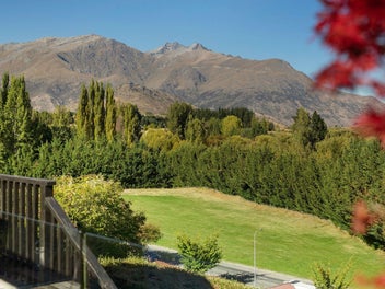 Arrowtown - Spectacular mountain views