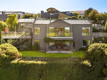 Arrowtown - Spectacular mountain views