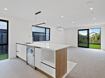 Large 1.5 car garage