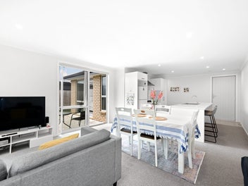 Freehold As-new brick 3-bedroom House in Rototuna