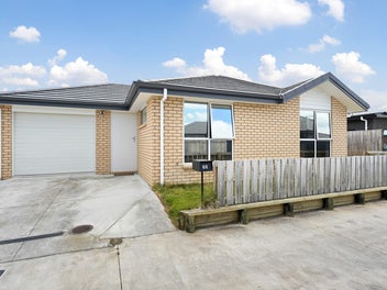 Freehold As-new brick 3-bedroom House in Rototuna