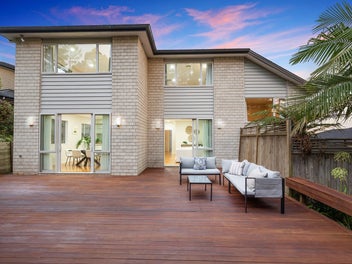 6 Bedroom Luxury House with Bush View
