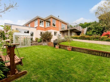 Harbour views, big garaging, prime location