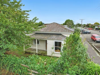 Cute Cottage on Corner Section!!