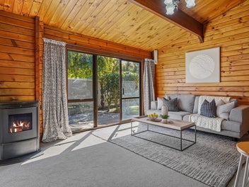 Home + Studio - Fab Multi-Generational Living!