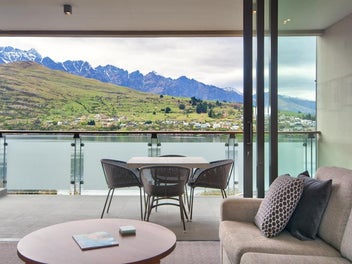Executive Lakeview Apartment at The Rees Hotel