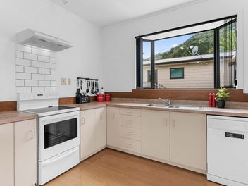 Character 1920s home plus detached 2017 Kiwi Home!