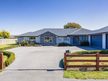 Large family home on 2716m2 of Land