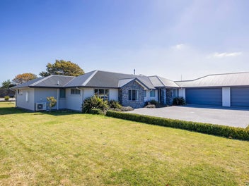 4 Bedrooms - 2716m2 of RS, TC1 Land