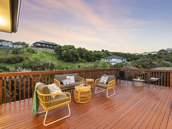 OUTSTANDING VALUE! 4BED 3BATH 2LIVING 5 YEARS OLD